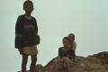 Kinder warten an der Passstelle des Cova Kraters